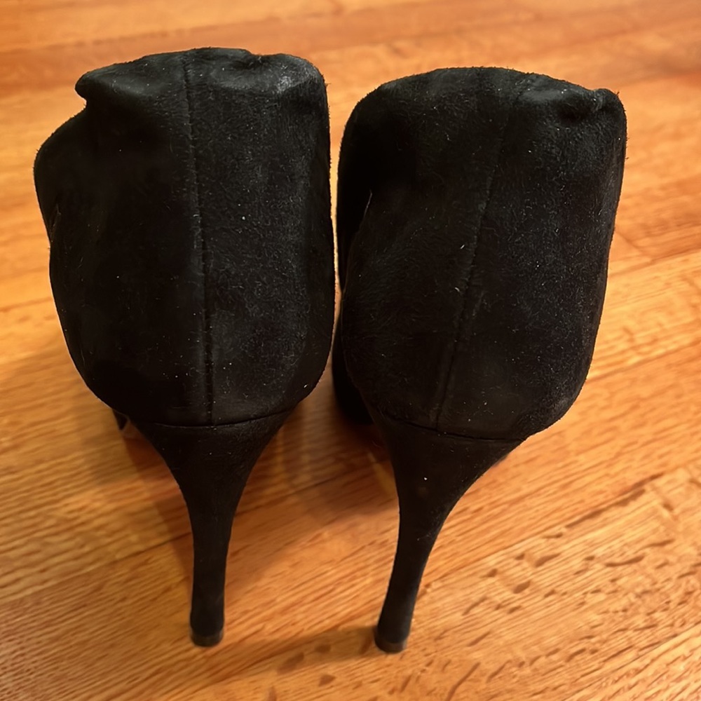 Schutz black suede cutout round toe platform pump size 8  - 4.5in heels - Picture 3 of 8